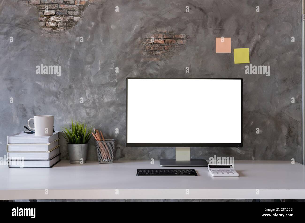 Maquette : espace de travail élégant ou design avec ordinateur de bureau, fournitures créatives, maison et livres vintage sur table de travail blanche à la maison ou en studio Banque D'Images