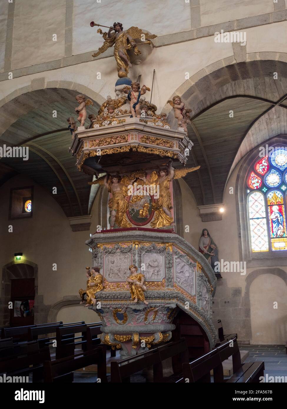 La chaire en bois sculpté de l'église de l'enceinte paroissiale de Saint Thégonnec, Finistère. Bretagne, France. Banque D'Images