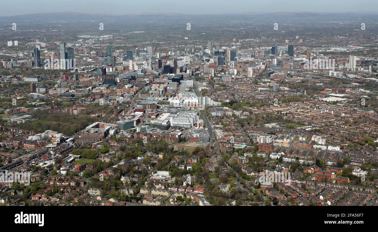 2021 vue aérienne du centre-ville de Manchester, en regardant vers le nord sur la A34 Upper Brook Street et Oxford Road Banque D'Images