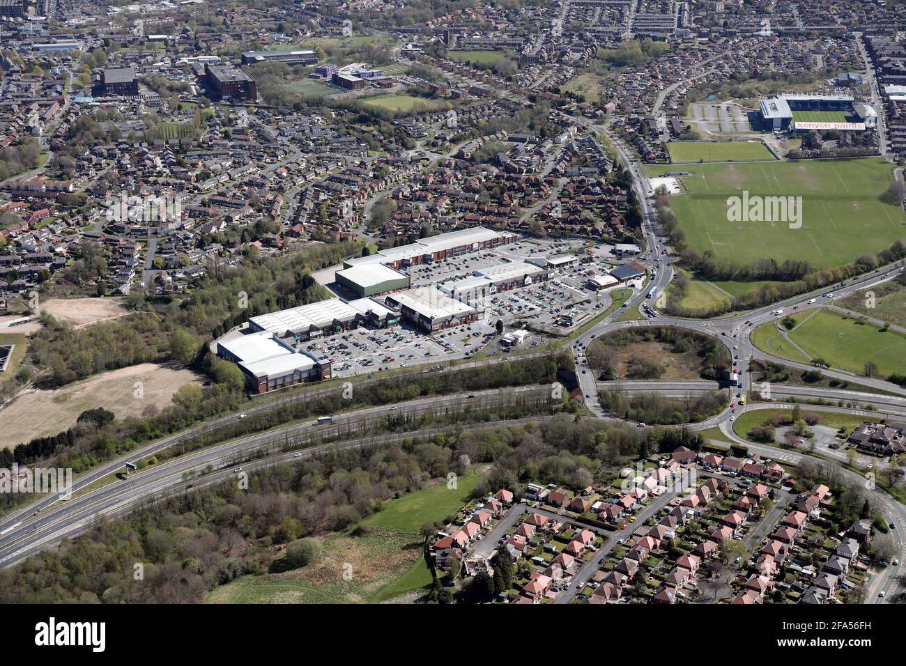 Vue aérienne du parc commercial Elk Mill. Centre commercial près d'Oldham, Greater Manchester Banque D'Images