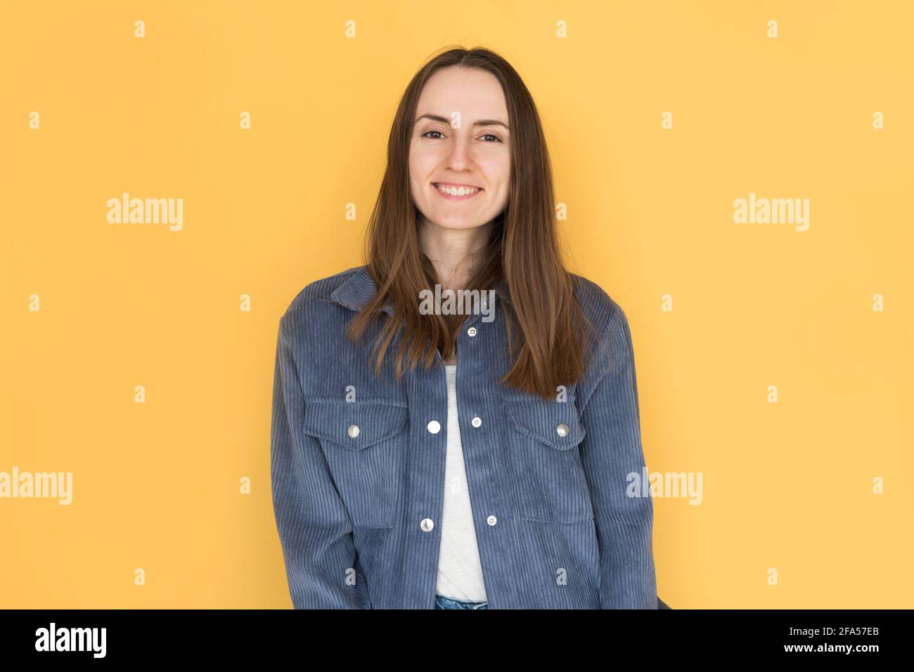 Jeune fille souriant sur fond jaune Banque D'Images