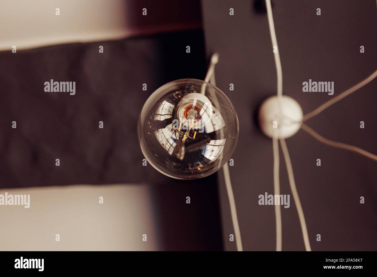 Lampe Edison au plafond d'un café ou d'un hôtel Banque D'Images