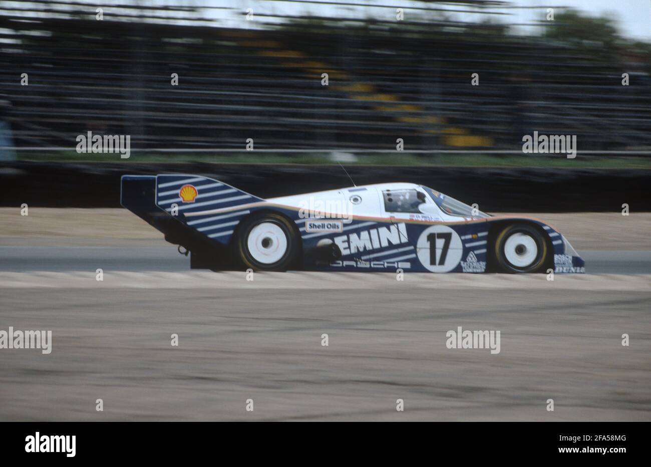 La Porsche 962C de Hans-Joachim coincé et Derek Bell pendant la course Silverstone 1000Km 1987. Banque D'Images