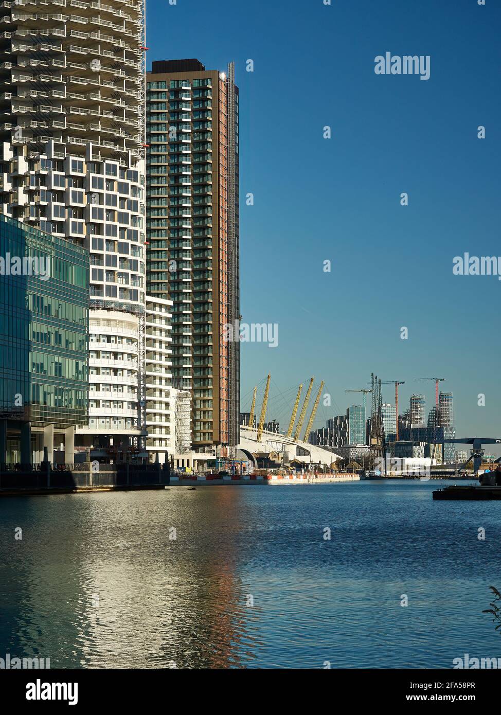 Une collection de gratte-ciels résidentiels modernes, faisant partie de la régénération des docklands, à côté de la Tamise et devant le Millennium Dome. Banque D'Images