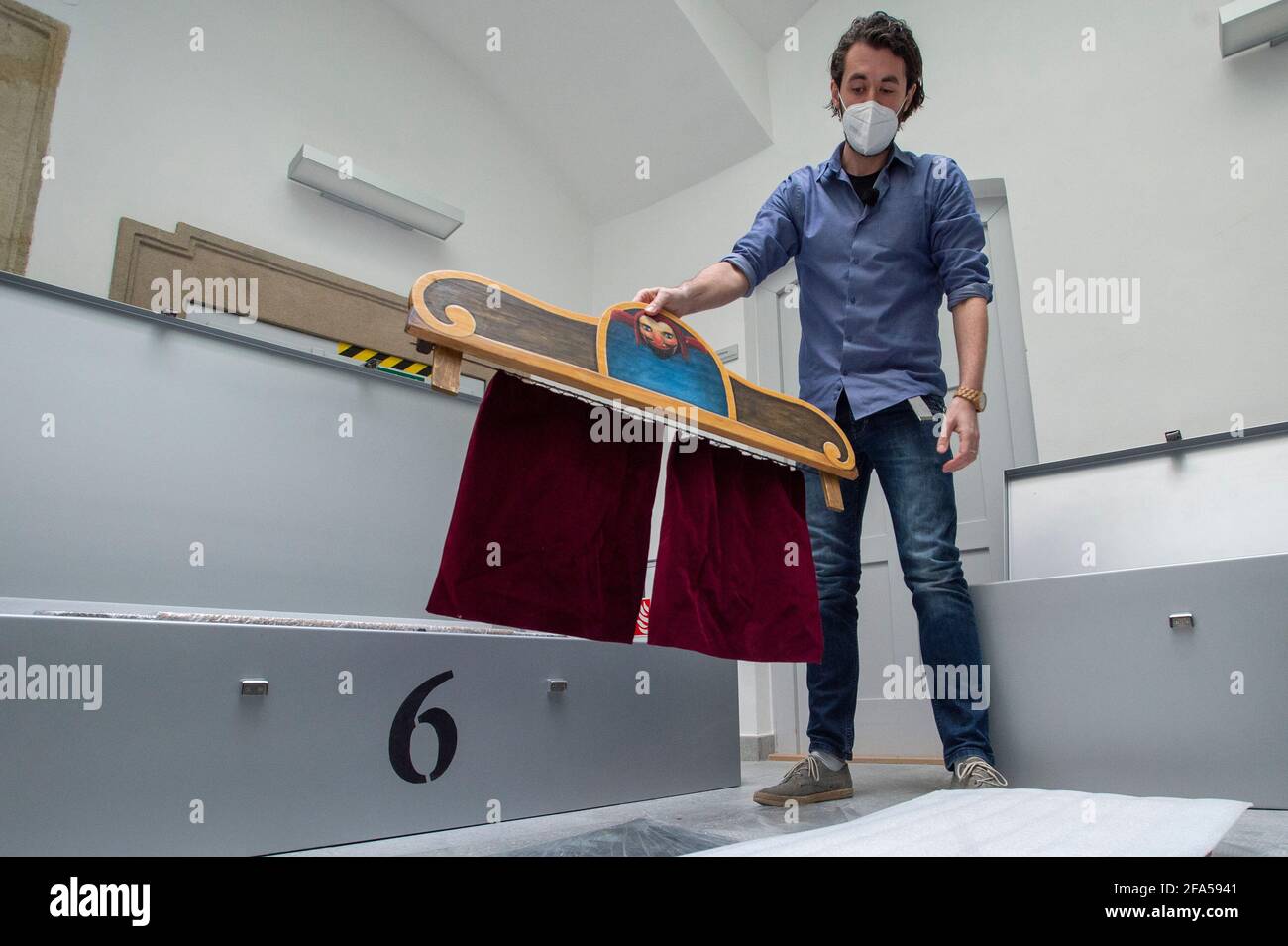 Chrudim, République tchèque. 23 avril 2021. Employés du musée de la marionnette de Chrudim (MLK), expositions de packs, le 23 avril 2021, à Chrudim, République tchèque, Pour la grande exposition représentative appelée secrets de la marionnette en bois au Musée d'Histoire de Séoul, Corée du Sud. Sur la photo est vu Richard Matula, chef du département de la collection. Crédit : Josef Vostarek/CTK photo/Alay Live News Banque D'Images
