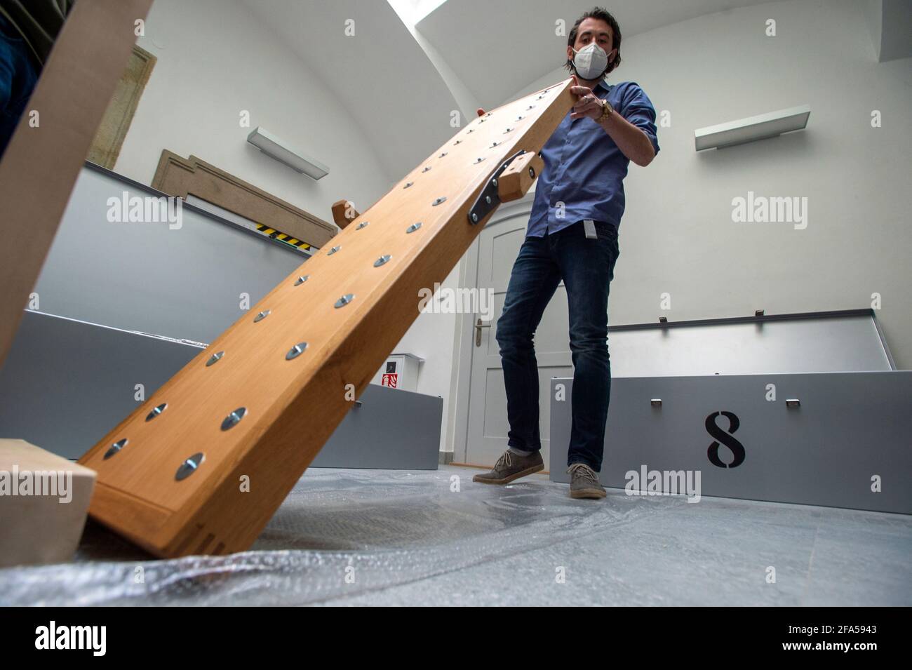 Chrudim, République tchèque. 23 avril 2021. Employés du musée de la marionnette de Chrudim (MLK), expositions de packs, le 23 avril 2021, à Chrudim, République tchèque, Pour la grande exposition représentative appelée secrets de la marionnette en bois au Musée d'Histoire de Séoul, Corée du Sud. Sur la photo est vu Richard Matula, chef du département de la collection. Crédit : Josef Vostarek/CTK photo/Alay Live News Banque D'Images