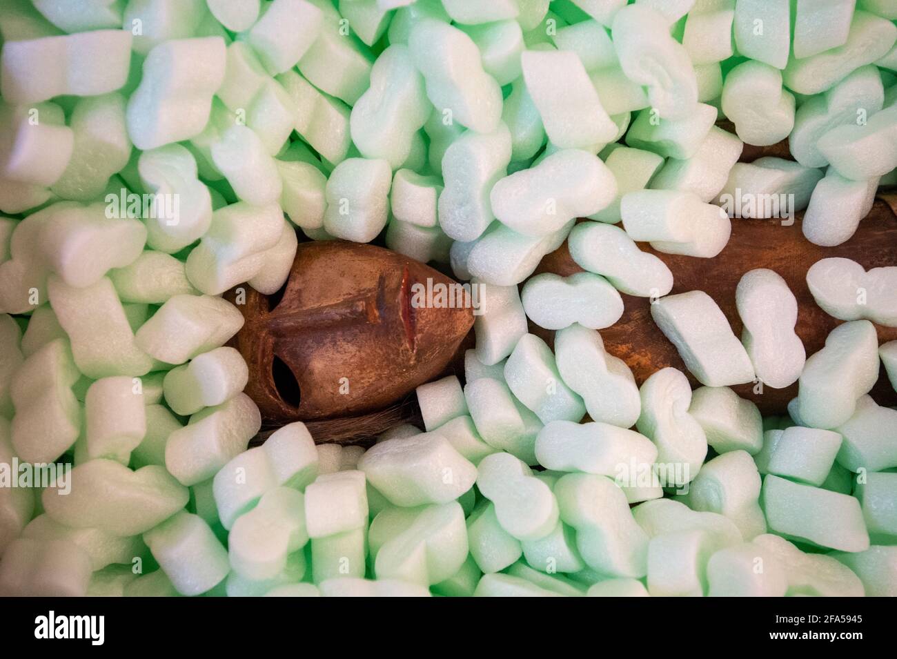 Chrudim, République tchèque. 23 avril 2021. Les employés du musée de la marionnette de Chrudim (MLK) ont emballé des expositions, le 23 avril 2021, à Chrudim, République tchèque, Pour la grande exposition représentative appelée secrets de la marionnette en bois au Musée d'Histoire de Séoul, Corée du Sud. Sur le côté droit se trouve Richard Matula, chef du département de la collecte. Crédit : Josef Vostarek/CTK photo/Alay Live News Banque D'Images