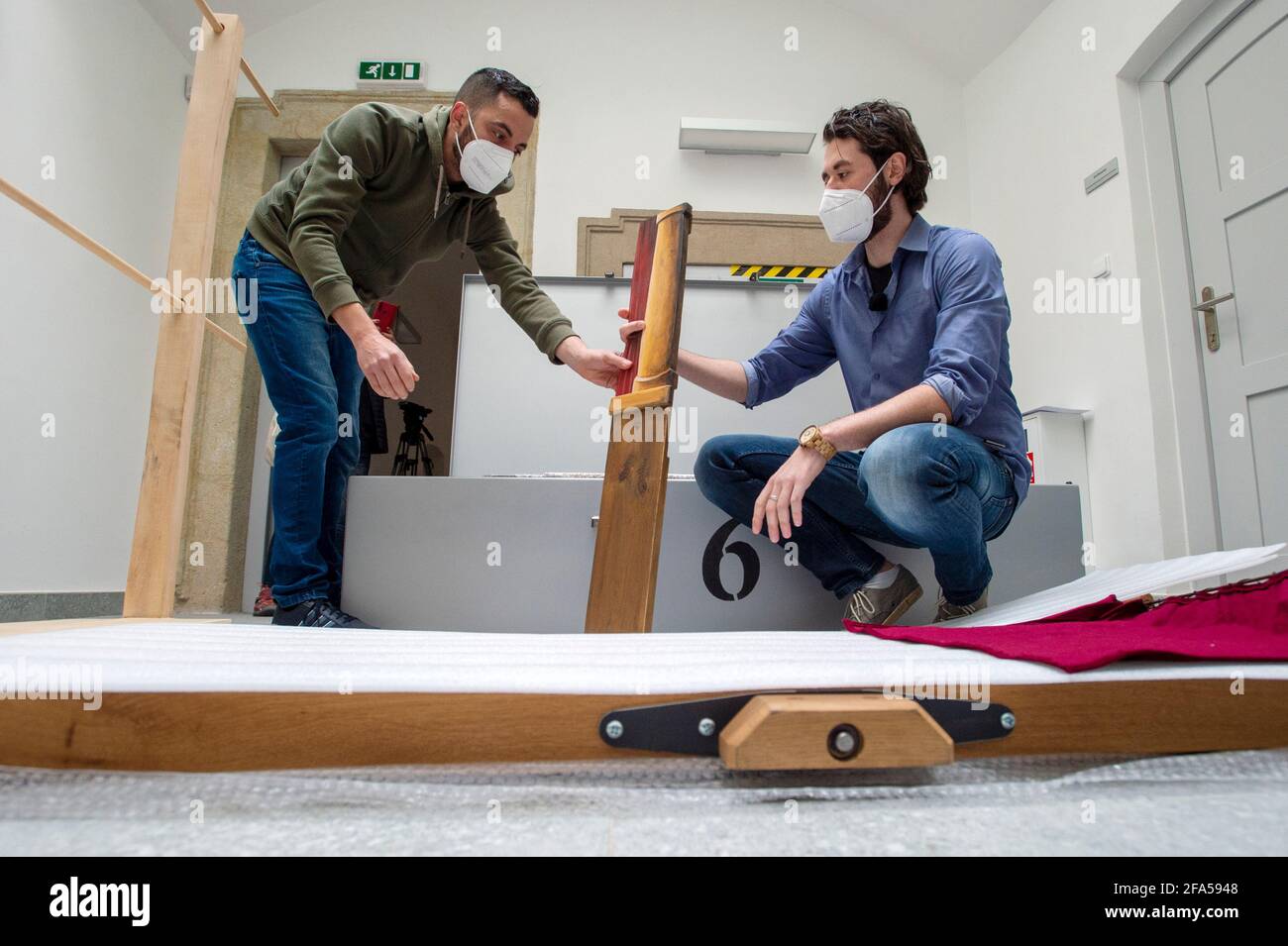 Chrudim, République tchèque. 23 avril 2021. Employés du musée de la marionnette de Chrudim (MLK), expositions de packs, le 23 avril 2021, à Chrudim, République tchèque, Pour la grande exposition représentative appelée secrets de la marionnette en bois au Musée d'Histoire de Séoul, Corée du Sud. Sur le côté droit se trouve Richard Matula, chef du département de la collecte. Crédit : Josef Vostarek/CTK photo/Alay Live News Banque D'Images