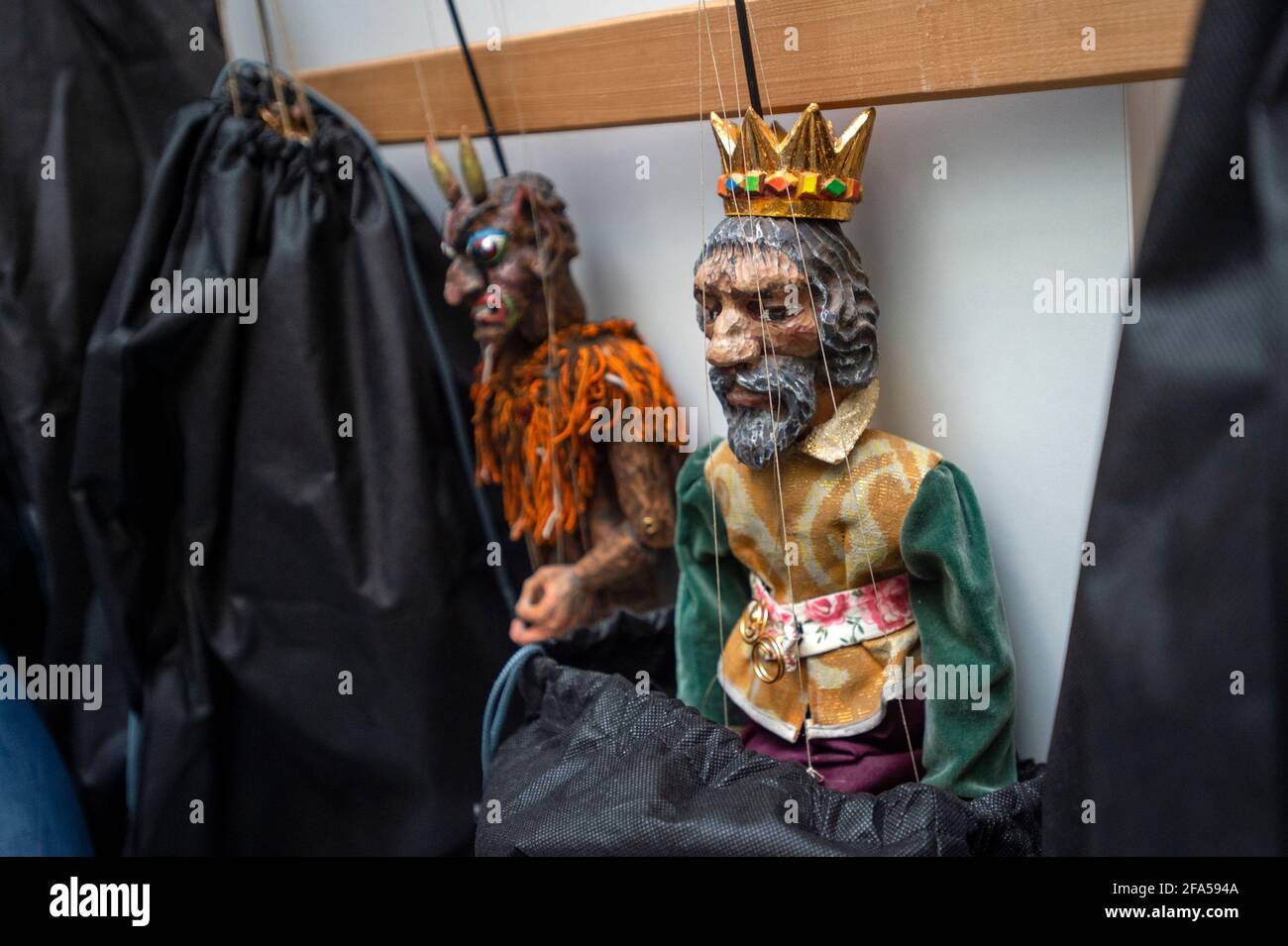 Chrudim, République tchèque. 23 avril 2021. Les employés du musée de la marionnette de Chrudim (MLK) ont emballé des expositions, le 23 avril 2021, à Chrudim, République tchèque, Pour la grande exposition représentative appelée secrets de la marionnette en bois au Musée d'Histoire de Séoul, Corée du Sud. Sur le côté droit se trouve Richard Matula, chef du département de la collecte. Crédit : Josef Vostarek/CTK photo/Alay Live News Banque D'Images
