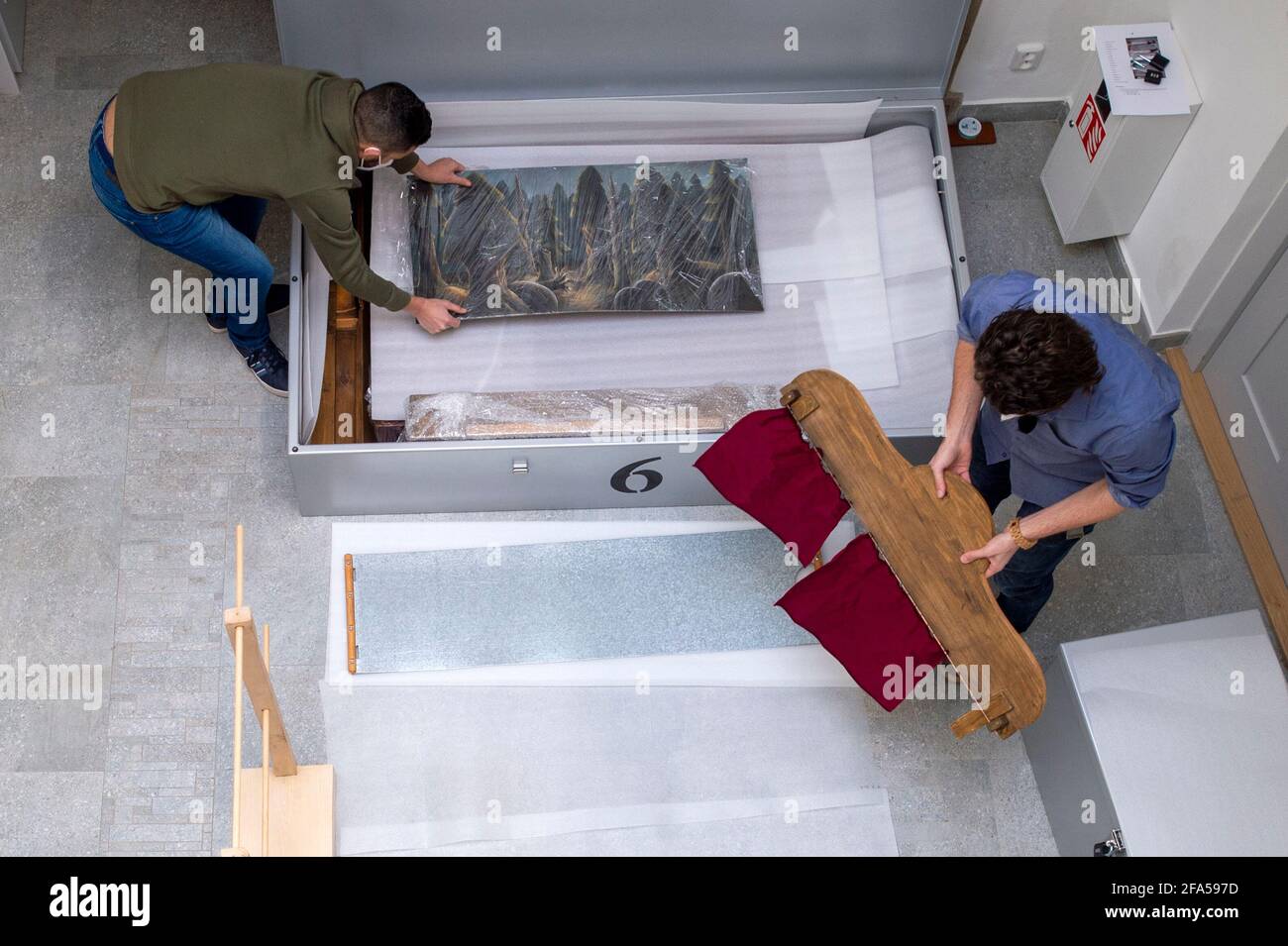 Chrudim, République tchèque. 23 avril 2021. Employés du musée de la marionnette de Chrudim (MLK), expositions de packs, le 23 avril 2021, à Chrudim, République tchèque, Pour la grande exposition représentative appelée secrets de la marionnette en bois au Musée d'Histoire de Séoul, Corée du Sud. Sur le côté droit se trouve Richard Matula, chef du département de la collecte. Crédit : Josef Vostarek/CTK photo/Alay Live News Banque D'Images