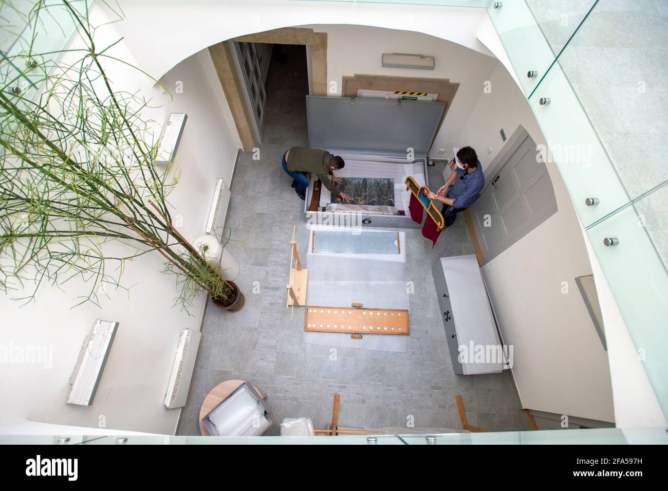 Chrudim, République tchèque. 23 avril 2021. Employés du musée de la marionnette de Chrudim (MLK), expositions de packs, le 23 avril 2021, à Chrudim, République tchèque, Pour la grande exposition représentative appelée secrets de la marionnette en bois au Musée d'Histoire de Séoul, Corée du Sud. Sur le côté droit se trouve Richard Matula, chef du département de la collecte. Crédit : Josef Vostarek/CTK photo/Alay Live News Banque D'Images