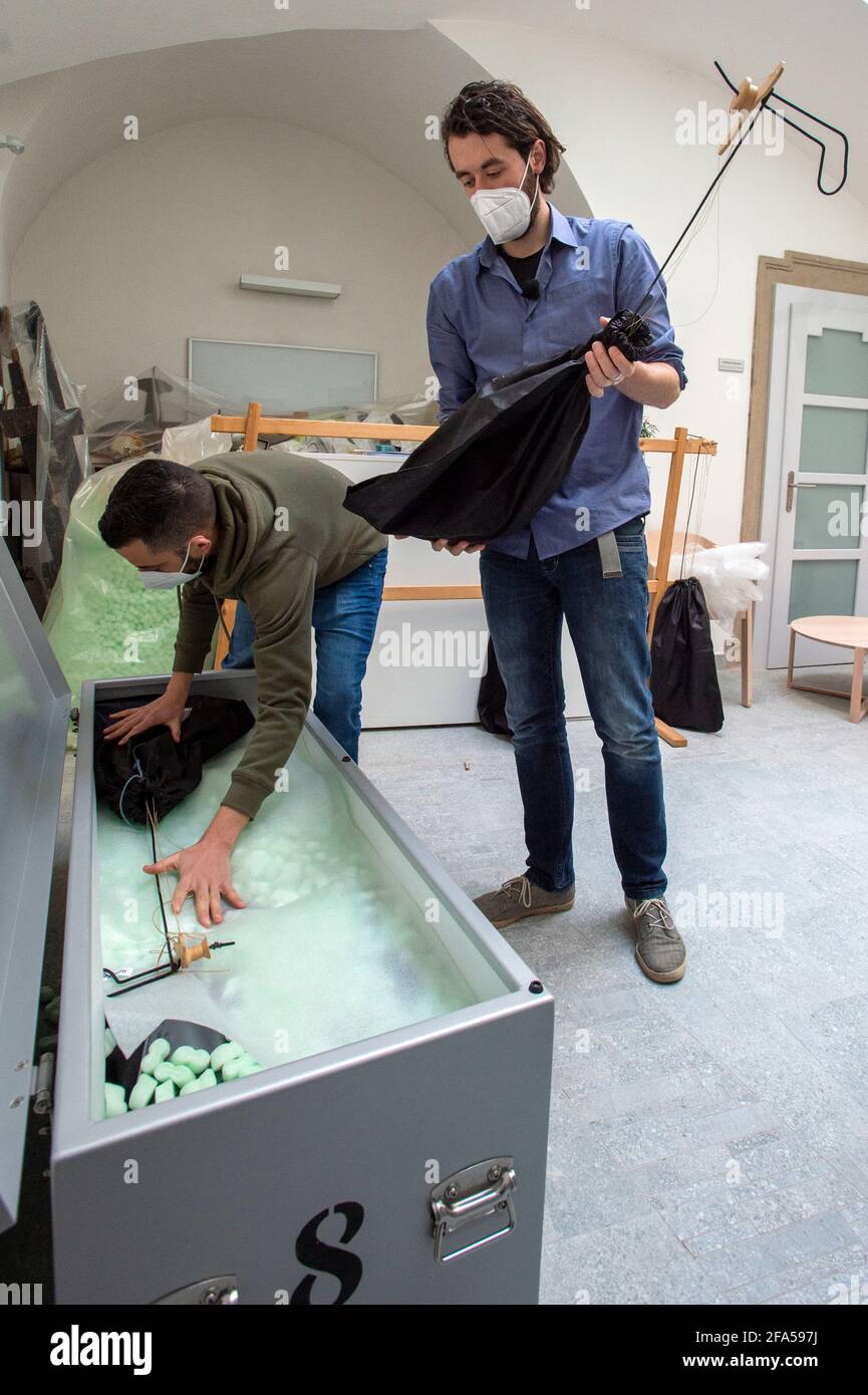 Chrudim, République tchèque. 23 avril 2021. Employés du musée de la marionnette de Chrudim (MLK), expositions de packs, le 23 avril 2021, à Chrudim, République tchèque, Pour la grande exposition représentative appelée secrets de la marionnette en bois au Musée d'Histoire de Séoul, Corée du Sud. Sur le côté droit se trouve Richard Matula, chef du département de la collecte. Crédit : Josef Vostarek/CTK photo/Alay Live News Banque D'Images