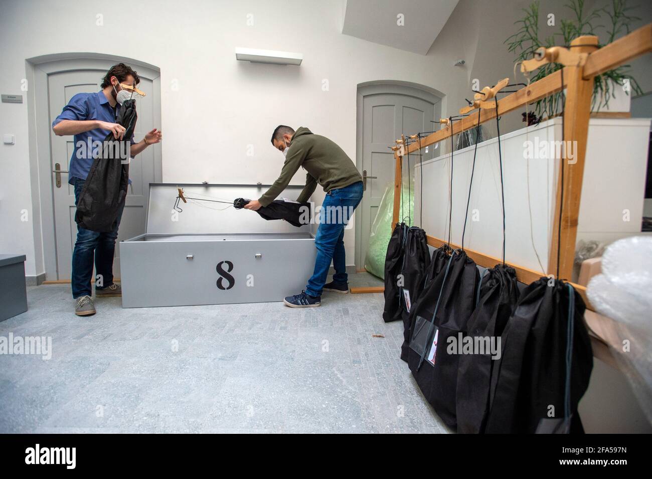 Chrudim, République tchèque. 23 avril 2021. Employés du musée de la marionnette de Chrudim (MLK), expositions de packs, le 23 avril 2021, à Chrudim, République tchèque, Pour la grande exposition représentative appelée secrets de la marionnette en bois au Musée d'Histoire de Séoul, Corée du Sud. Sur le côté gauche se trouve Richard Matula, chef du département de la collecte. Crédit : Josef Vostarek/CTK photo/Alay Live News Banque D'Images