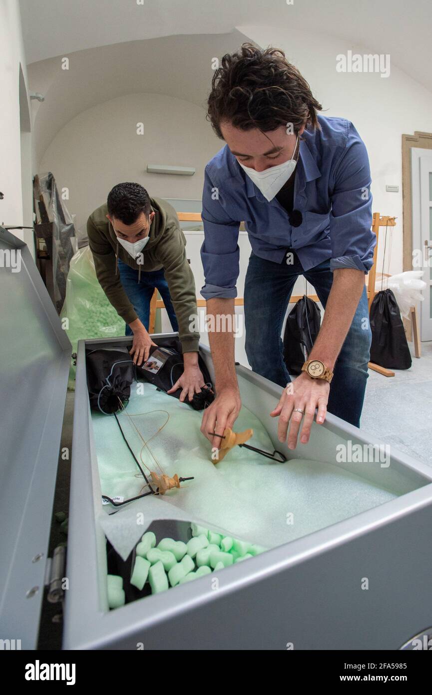 Chrudim, République tchèque. 23 avril 2021. Employés du musée de la marionnette de Chrudim (MLK), expositions de packs, le 23 avril 2021, à Chrudim, République tchèque, Pour la grande exposition représentative appelée secrets de la marionnette en bois au Musée d'Histoire de Séoul, Corée du Sud. Sur la droite se trouve Richard Matula, chef du département de la collecte. Crédit : Josef Vostarek/CTK photo/Alay Live News Banque D'Images