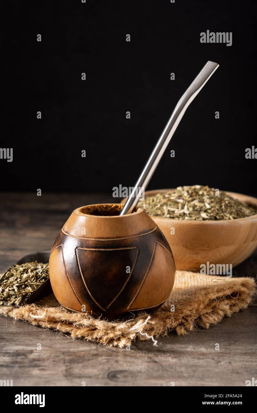 Thé traditionnel yerba mate sur une table en bois Banque D'Images