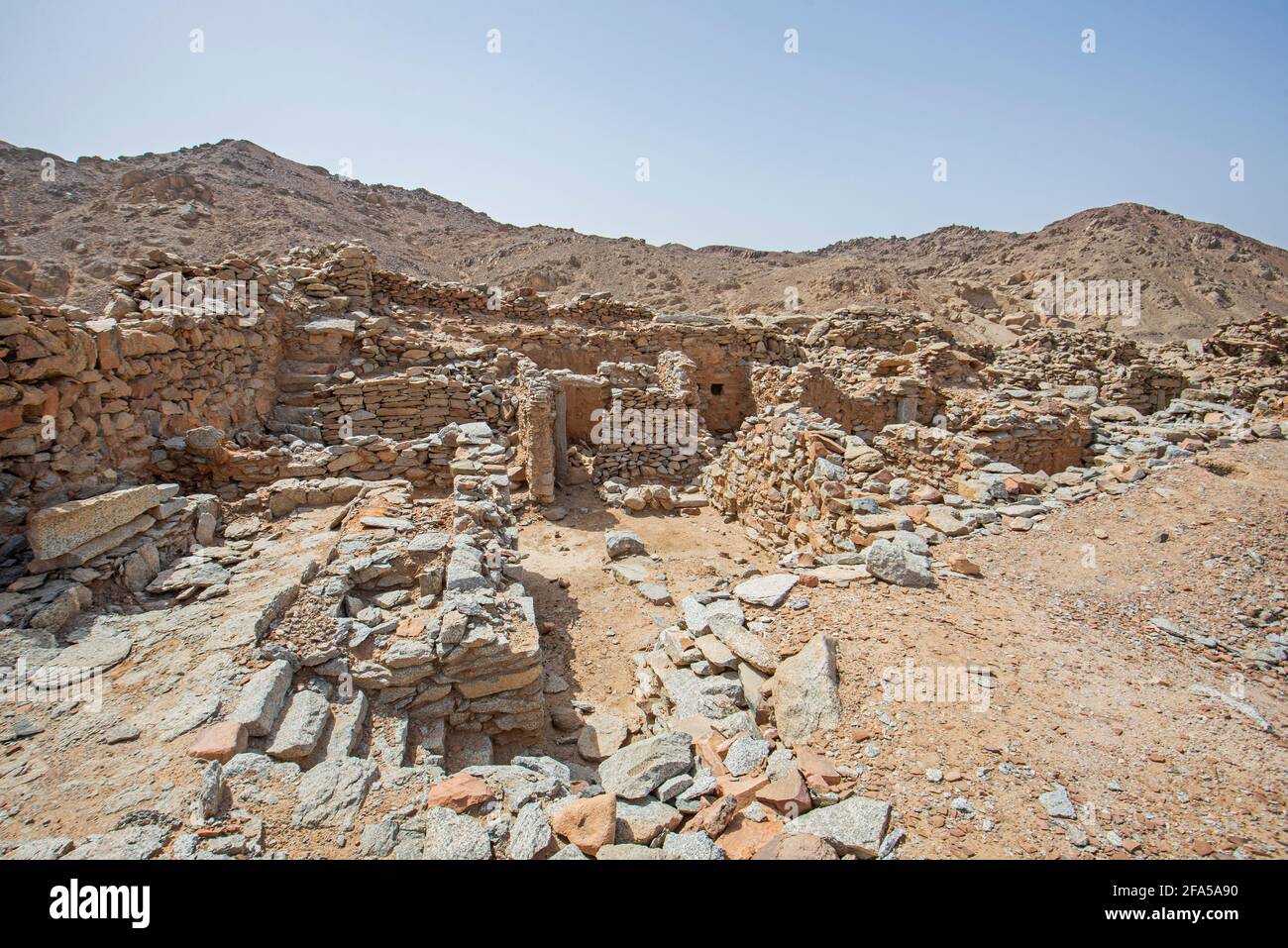 Vue sur les anciennes ruines abandonnées des bâtiments de la ville de carrière romaine À Mons Claudianus dans le désert oriental égyptien Banque D'Images