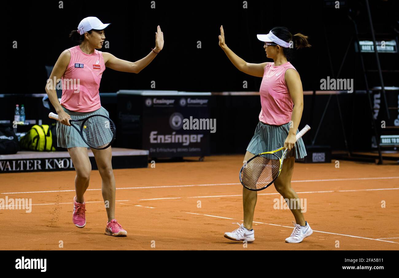 Yifan Xu et Shuai Zhang de Chine jouent en double au Grand Prix de tennis  Porsche 2021, tournoi WTA 500 le 22 avril 2021 à Porsche Arena à Stuttgart,  Allemagne - photo