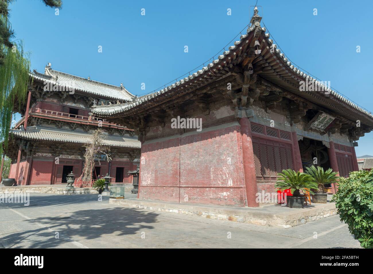 Tour de Guanyin et porte du Temple dans le Temple de Dule. Jizhou, Tianjin, Chine. Banque D'Images