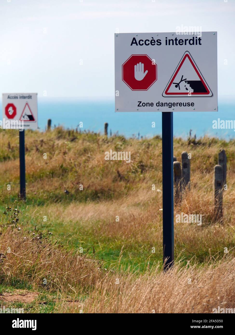 Interdiction signe en français: Accès refusé! Zone dangereuse. Glissement de terrain Banque D'Images