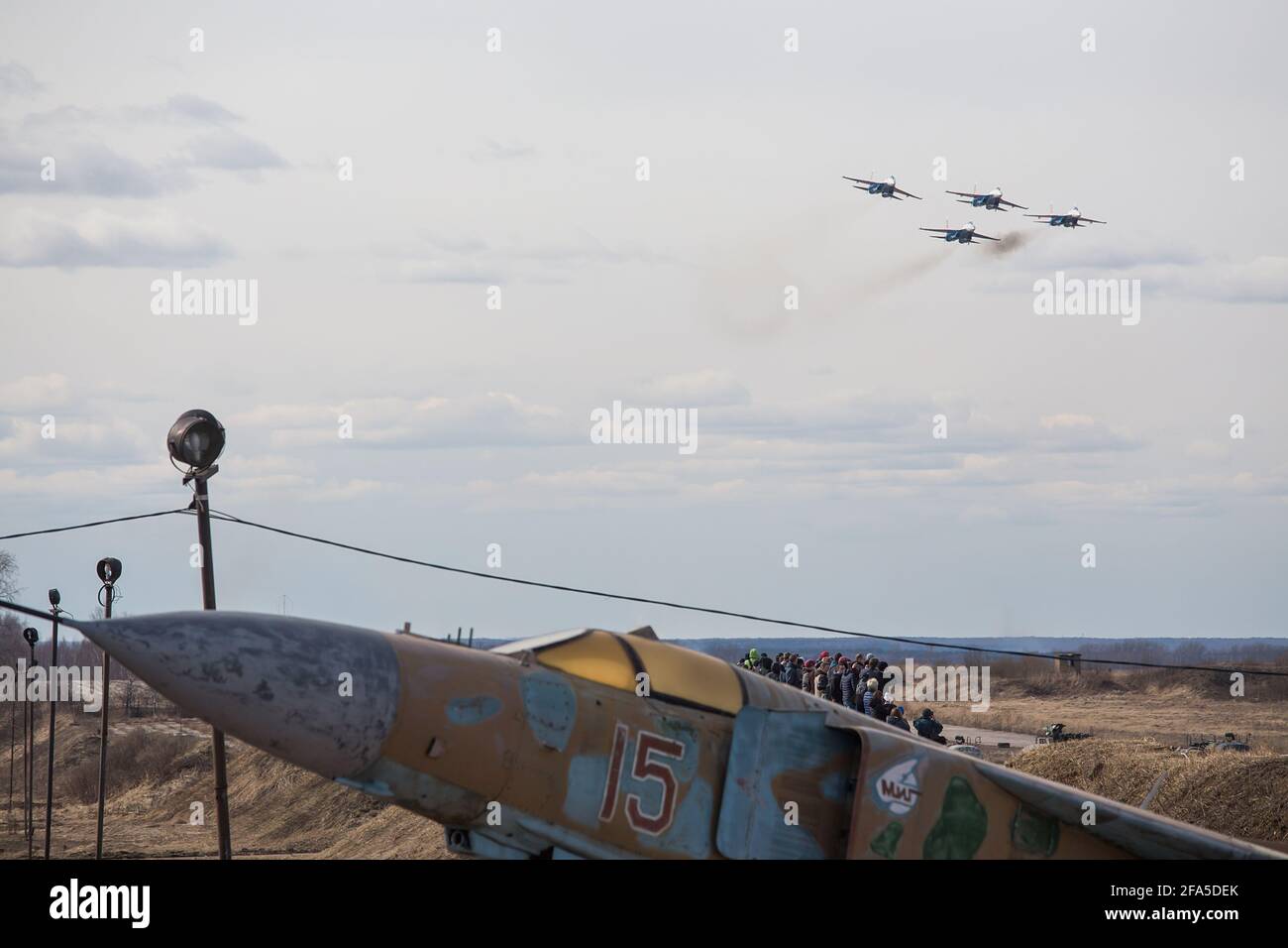 quatre avions à réaction volent dans une formation serrée. des acrobaties aériennes dangereuses sont présentées au festival de l'aviation par des pilotes. défilé militaire de combattant moderne Banque D'Images