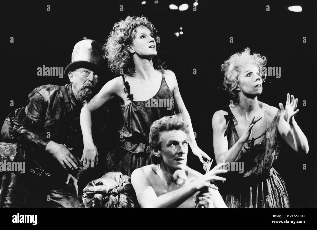 l-r: Donald McKillop (Mustardseed), Penny Downie (Titania, Reine des Fées), Cliff Burnett (Cobweb), Susan Jane Tanner (Peaseblossom) dans LE RÊVE DE LA NUIT d'ÉTÉ par Shakespeare dans la Royal Shakespeare Company (RSC) NatWest 1983/84 Tour Set design: Bob Crowley costumes: Priscilla Trucolom: Sheila Harris réalisateur: Sheila Hancock Banque D'Images