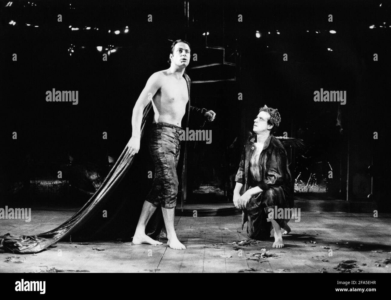 Roger Allam (Oberon), David Whitaker (Puck) dans UNE NUIT D'ÉTÉ rêve de Shakespeare dans la Royal Shakespeare Company (RSC) / NatWest 1983/84 Tour Set design: Bob Crowley costumes: Priscilla Truett éclairage: Brian Harris combats: Malcolm Ranson réalisateur: Sheila Hancock Banque D'Images