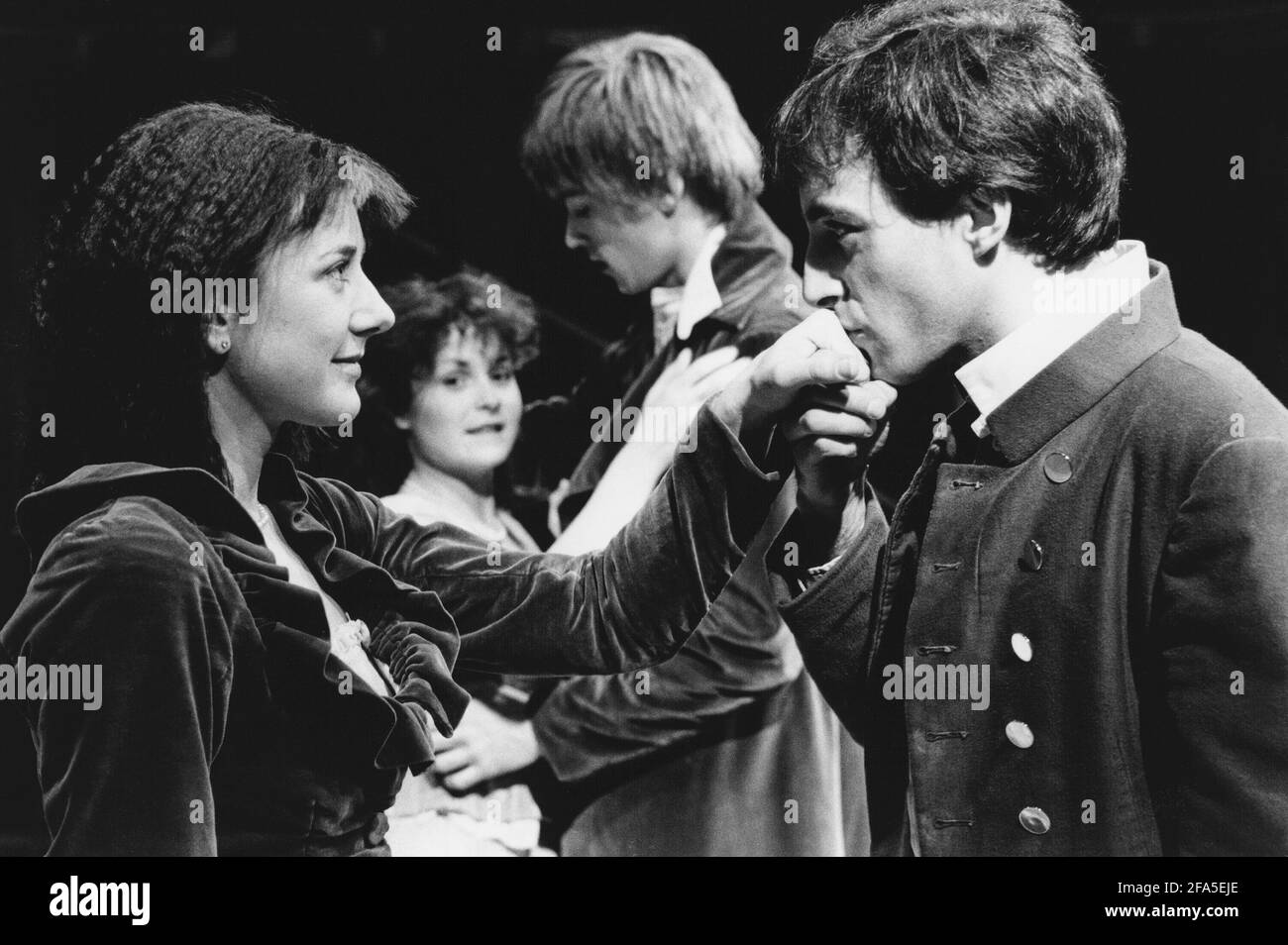 Les amoureux, l-r: Katharine Rogers (Helena), Amanda Root (Hermia), James Simmons (Lysander), Christopher Baines (Demetrius) dans UN RÊVE DE MI-ÉTÉ par Shakespeare dans la Royal Shakespeare Company (RSC) NatWest 1983/84 Tour Design: Bob Crowley costumes: Priscilla Truett éclairage: Brian Harris combats: Malcolm Hancock réalisateur: Sheila Hancock Banque D'Images