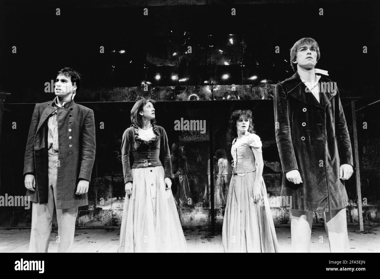 Les amoureux, l-r: Christopher Baines (Demetrius), Katharine Rogers (Helena), Amanda Root (Hermia), James Simmons (Lysander) dans UN RÊVE DE MI-ÉTÉ par Shakespeare dans la Royal Shakespeare Company (RSC) NatWest 1983/84 Tour Design: Bob Crowley costumes: Priscilla Truett éclairage: Brian Harris combats: Malcolm Hancock réalisateur: Sheila Hancock Banque D'Images