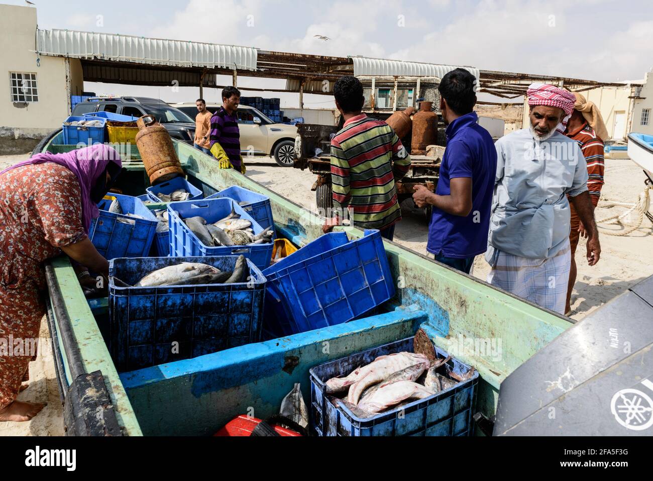 Activités de pêche sur la plage près du village Al-Khalifa, Oman Banque D'Images