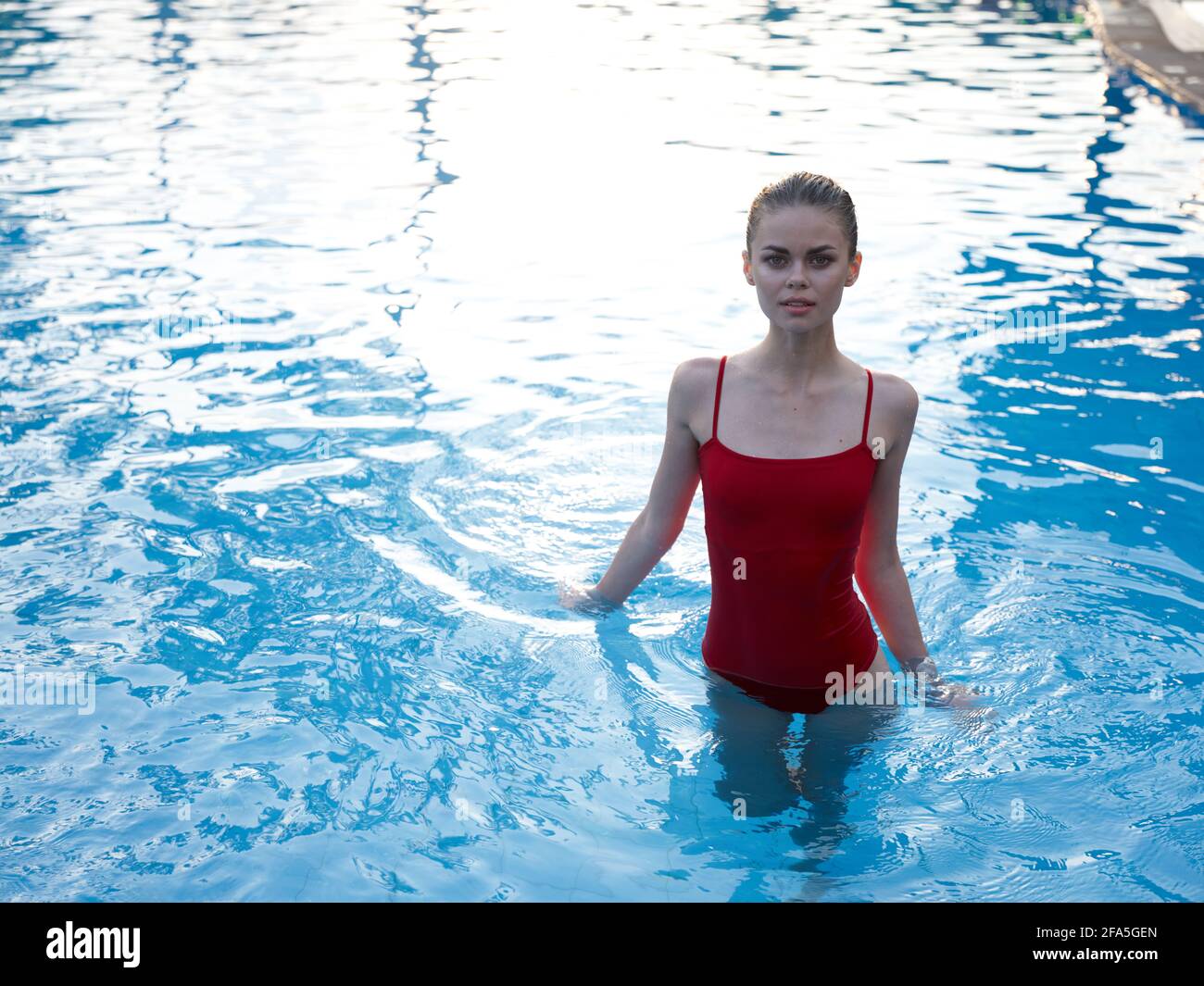 femme intégrée en maillot de bain rouge tient la taille-profonde dans la piscine  transparente eau Photo Stock - Alamy