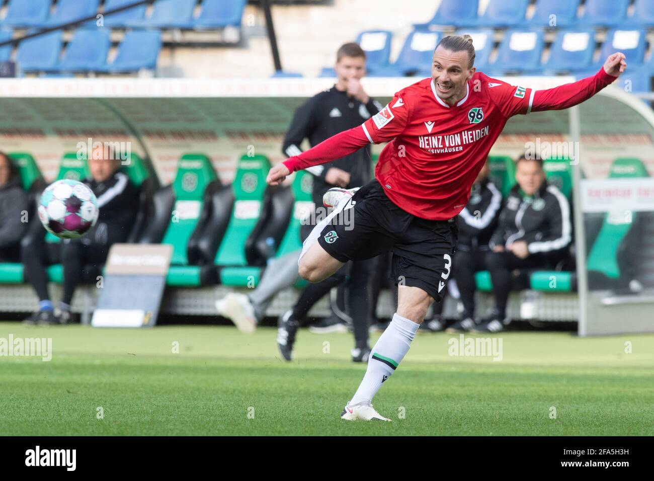 Niklas HULT (H), Einzelaktion avec ball, Aktion, Fußball 2. Bundesliga, 30. matchday, Hanovre 96 (H) - Jahn Regensburg (R) 3: 1, le 21 avril 2021 dans l'arène HDI Hannover/Allemagne. | utilisation dans le monde entier Banque D'Images