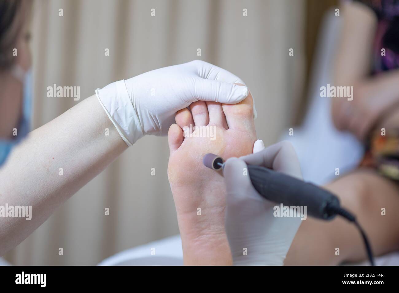 Photo du stock de traitement du pied femelle en cours de pédicure Banque D'Images
