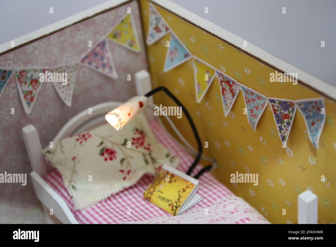 Jolie chambre à coucher avec papier peint Banque D'Images