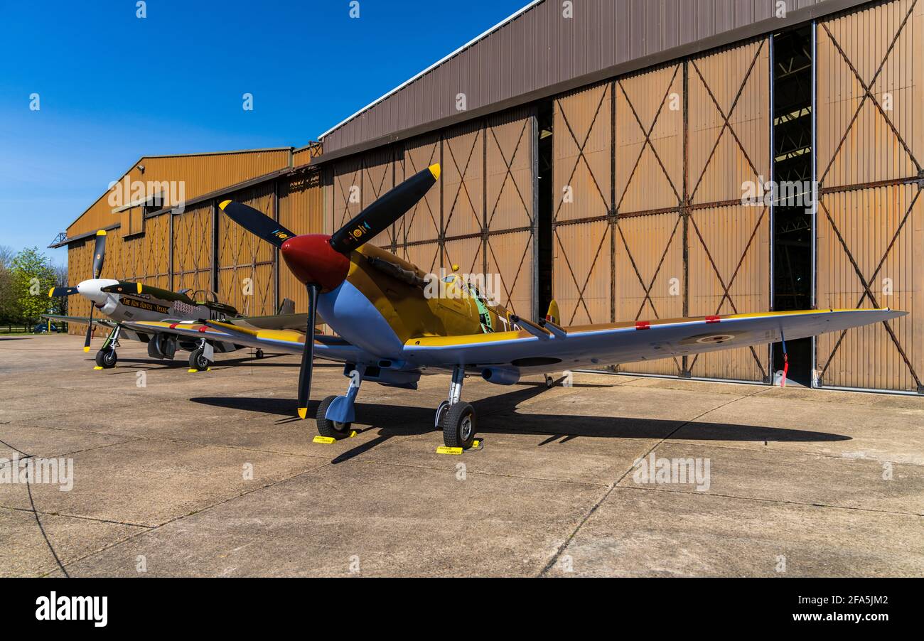 Avion de chasse d'époque de la Seconde Guerre mondiale exposé au Musée impérial de la guerre (IWM) Duxford Cambridgeshire Royaume-Uni - Spitfire MkVc et North American P-51D Mustang. Banque D'Images