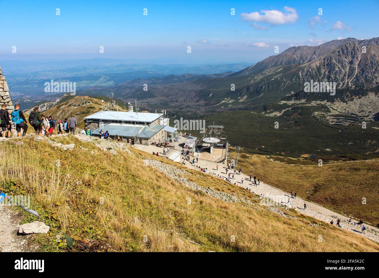Belles montagnes polonaises Tatra en haut, les gens de randonnée haut Banque D'Images