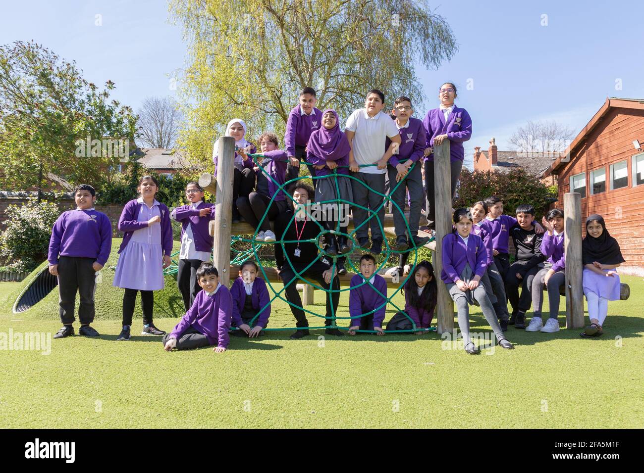 Birmingham, Royaume-Uni. 23 avril 2021. Des élèves de l'école primaire d'Anderton Park, Birmingham, célèbrent l'anniversaire de Shakespeare avec une nouvelle chanson « Like to the Lark », une chanson inspirée de Shakespeare écrite par Dan Ludford-Thomas. M. Ludford-Thomas fait partie de l'équipe d'éducation de l'ex Cathedra, chef d'orchestre et compositeur, et il a écrit la chanson comme cadeau d'anniversaire à William Shakespeare. Crédit : Peter Lophan/Alay Live News Banque D'Images