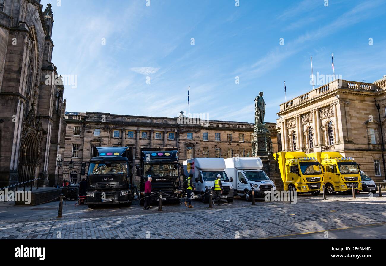 Edinburgh, Écosse, Royaume-Uni.23rd avril 2021.Tournage sur la place du Parlement : un drame d'époque est filmé avec des voitures d'époque et des véhicules de police considérés comme Un scandale très britannique sur la duchesse d'Argyll Banque D'Images