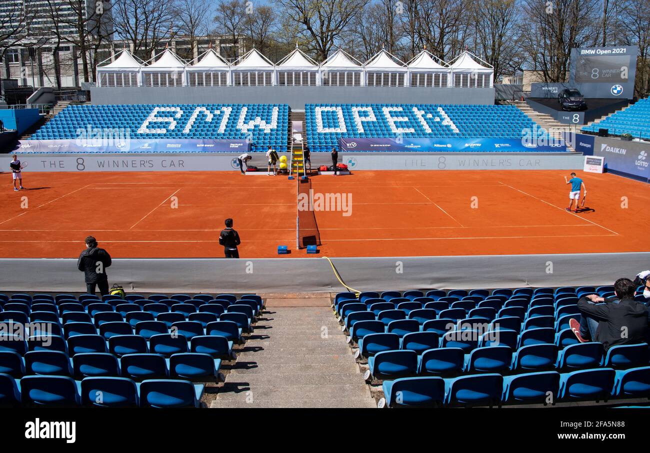 Munich, Allemagne. 23 avril 2021. Tennis: ATP Tour, Conférence de presse:  Les joueurs s'entraînent sur un court après la conférence de presse. De  24.04. À 02.05.2021, le tournoi ATP aura lieu à