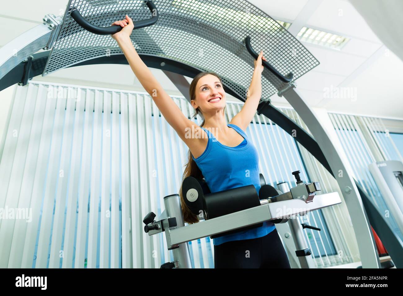 Curl - Espace libre de faire des exercices physiques avec l'équipement spécial Banque D'Images