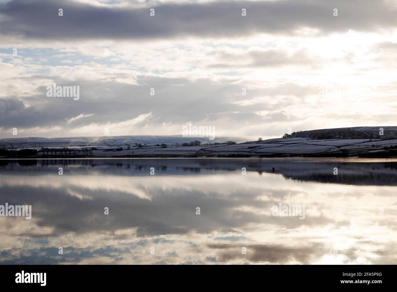 Journée d'hiver au Derwent Reservoir à la frontière de Northumberland et du comté de Durham en Angleterre. Derwent Waterside Park propose des sentiers de randonnée et de vélo. Banque D'Images