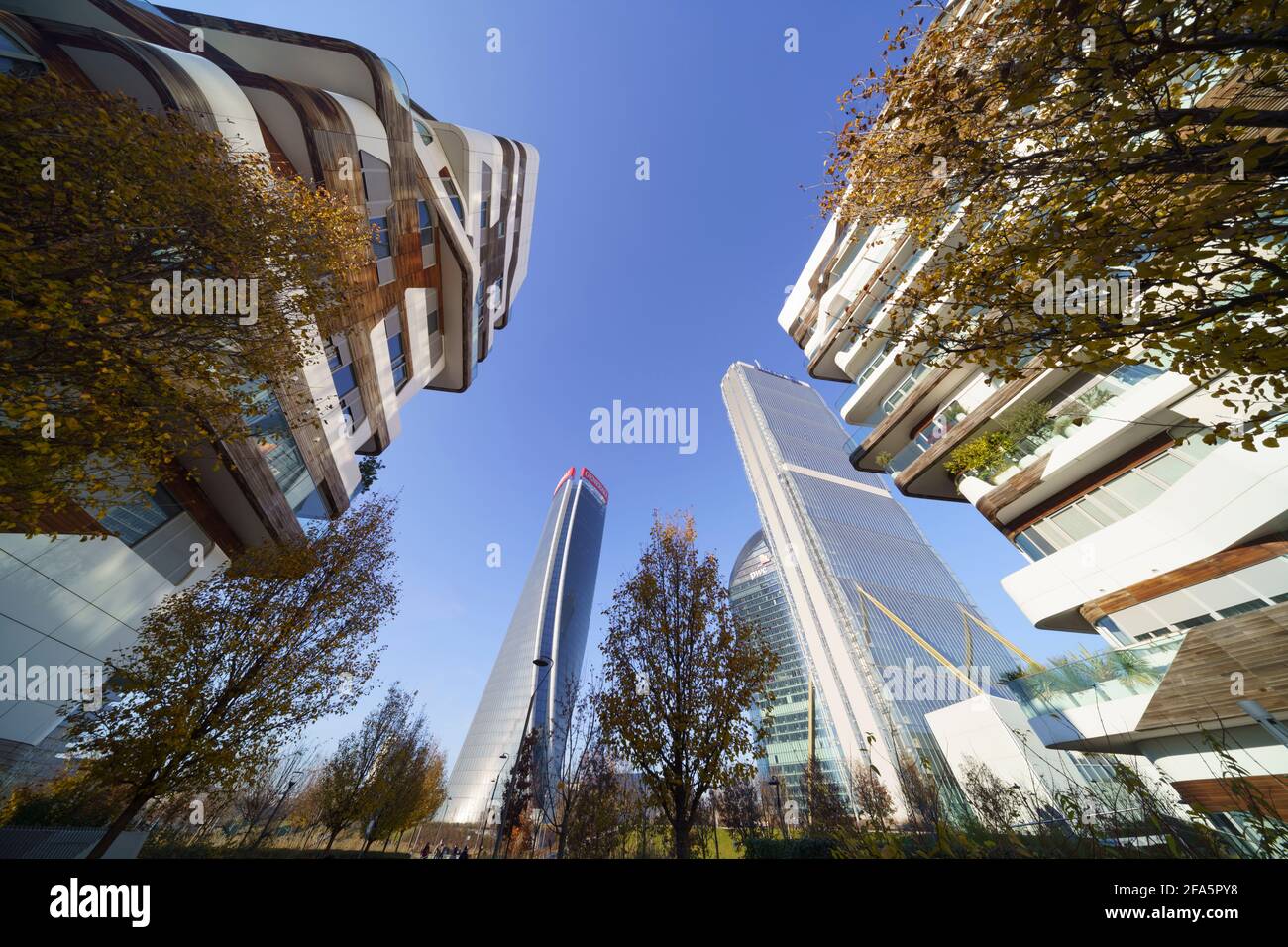 Milan, Italie: Parc moderne de la vie de la ville avec les bâtiments résidentiels de Hadid et les trois tours Banque D'Images