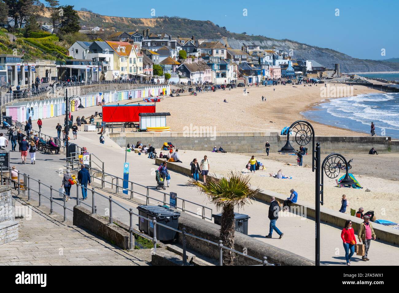 Lyme Regis, Dorset, Royaume-Uni. 23 avril 2021. Météo Royaume-Uni. Les visiteurs et les habitants de la région apprécient le soleil glorieux et le ciel bleu clair à la station balnéaire pittoresque de Lyme Regis. C'était un peu froid à cause de la brise vive de l'est, mais il y avait beaucoup de temps ensoleillé prévu pour le week-end et la semaine prochaine avec des températures qui devraient monter au-dessus des vacances de mai de la rive du printemps. Credit: Celia McMahon/Alamy Live News Banque D'Images