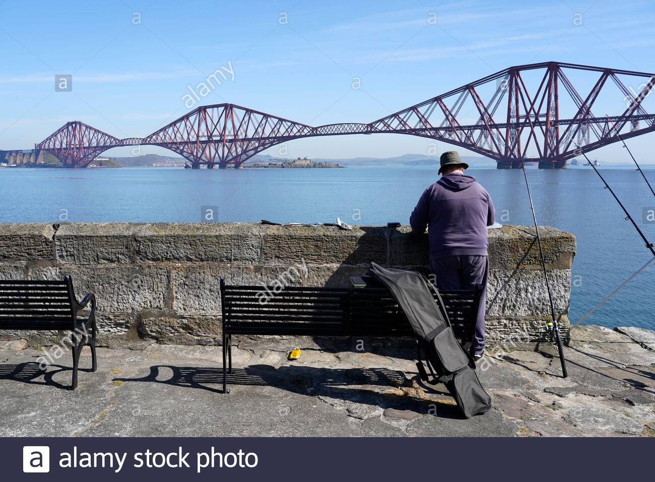 South Queensferry, Écosse, Royaume-Uni. 23 avril 2021. Clair chaud et ensoleillé à South Queensferry. Les gens qui profitent du beau temps et commencent à visiter et à profiter du plein air dans les hotspots habituels des visiteurs. Pêche sur la jetée. Crédit : Craig Brown/Alay Live News Banque D'Images