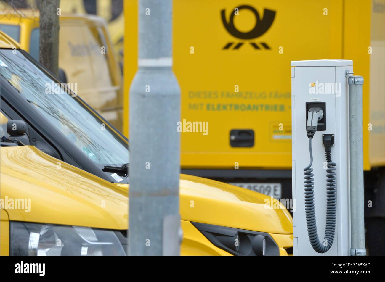 01 avril 2021, Saxe, Leipzig: "Ce véhicule fonctionne à l'électricité". Plusieurs des transporteurs électriques StreetScooter de Deutsche Post se trouvent dans des stations de charge sur un site DHL à Leipzig. Photo: Volkmar Heinz/dpa-Zentralbild/ZB Banque D'Images