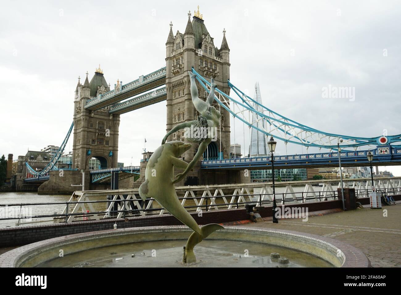 London Tower Bridge, Angleterre, U.K avec David Wayne Sculpture « Girl with the Dolphin » au premier plan Banque D'Images