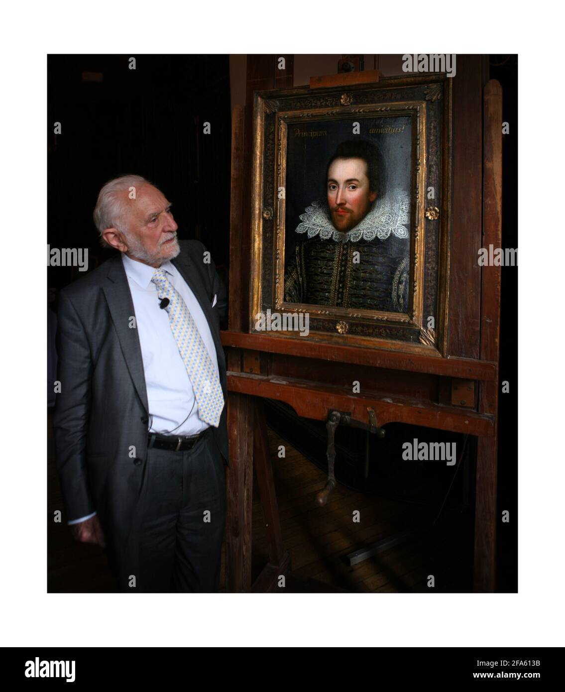 Le professeur Stanley Wells CBE admire un portrait de William Shakespeare peint en 1610, il est considéré comme la seule photo de William Shakespeare encore en vie. Le portrait doit être exposé au Shakespeare Birthplace Trust à Stratford-upon-Avon le 23 avril 2009. Photographie de David Sandison Banque D'Images