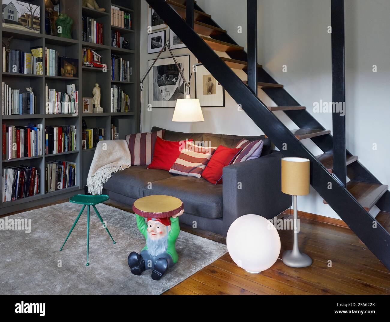 Salon contemporain, intérieur dans une maison italienne avec des escaliers Banque D'Images