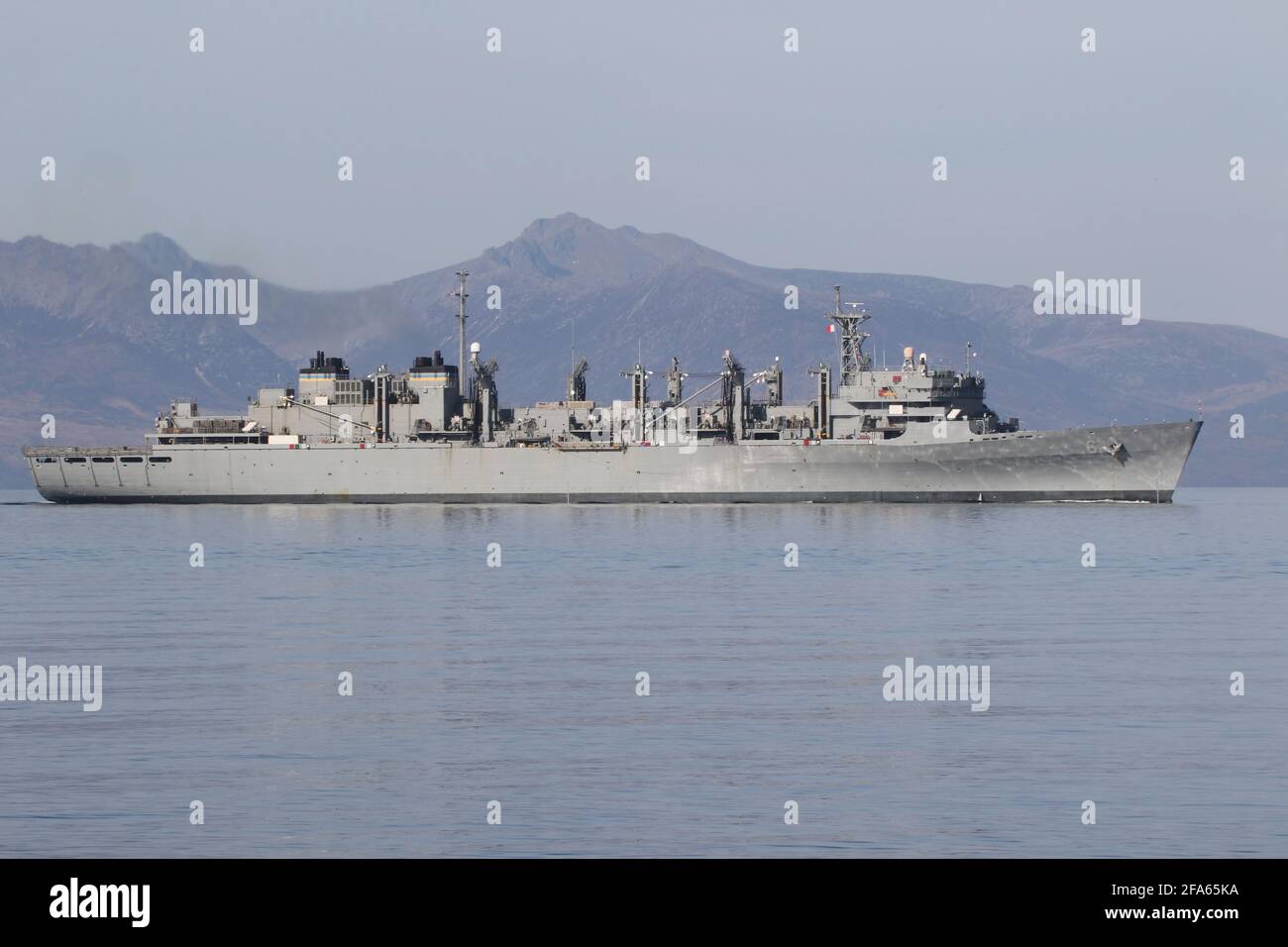 USNS Supply (T-AOE-6), un navire de soutien de combat rapide de classe Supply exploité par la US Navy, s'approchant de Hunterston sur le Firth de Clyde, en Écosse. Banque D'Images