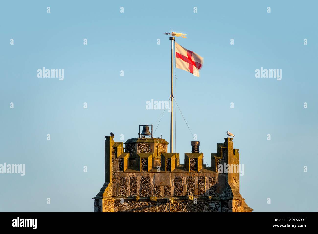 Le drapeau de Saint-Georges volant à l'église Saint-Pierre et Saint-Paul, à Aldeburgh, au Royaume-Uni, pour célébrer l'anniversaire de la reine Elizabeth Banque D'Images