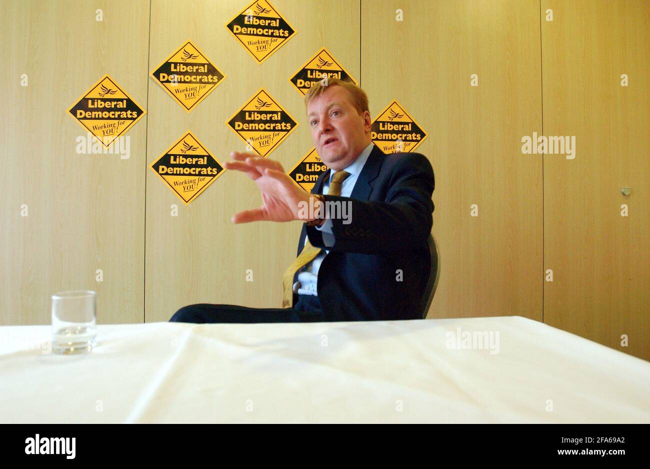 LE LEADER DE LA LIB DEM, CHARLES KENNEDY, APRÈS SA CONFÉRENCE DE PRESSE AU TERRAIN DE CRICKET DE LA ROSERAIE DE SOUTHAMPTON.6/4/05 PILSTON Banque D'Images